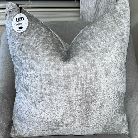1-NWT CALLISTO HOME VELVET BOUCLE DECORATIVE PILLOW Read descriptions for detail - Picture 7 of 17